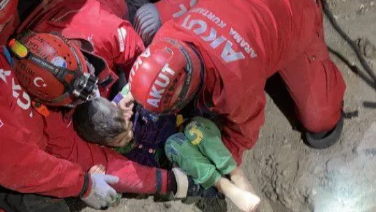 Anne ve çocuğu 47 saat sonra kurtarıldı