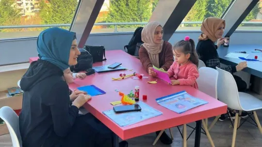 Anneler, çocuklarıyla birlikte atölye deneyimi yaşıyor