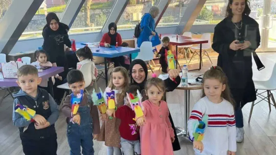 Anneler, çocuklarıyla birlikte atölye deneyimi yaşıyor