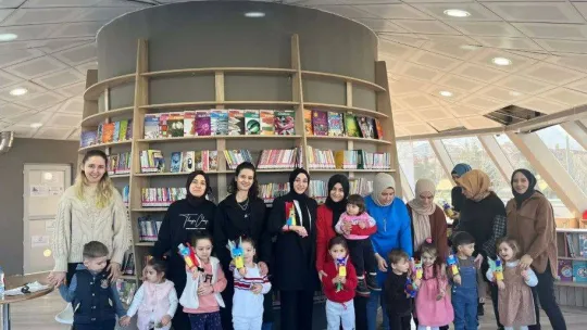 Anneler, çocuklarıyla birlikte atölye deneyimi yaşıyor