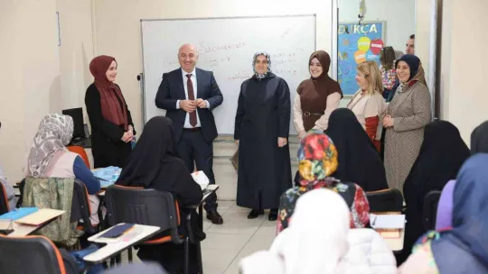 Anneler meslek öğreniyor, çocukları eğleniyor