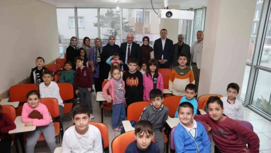 Anneler meslek öğreniyor, çocukları eğleniyor