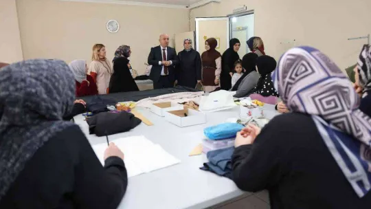 Anneler meslek öğreniyor, çocukları eğleniyor