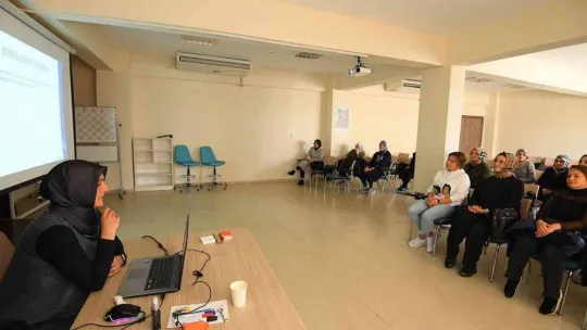 Anneler seminere, çocuklar atölyeye