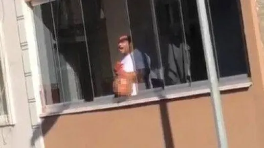 Annesini öldürdü, kafasını balkondan aşağı attı, o anlar kameraya yansıdı