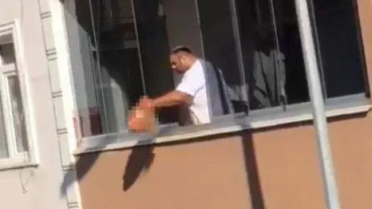 Annesini öldürdü, kafasını balkondan aşağı attı, o anlar kameraya yansıdı
