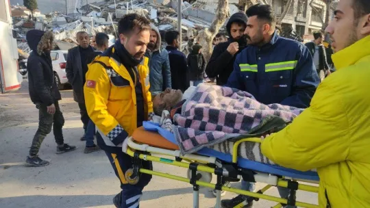 Antakya'da 3 kişi enkazdan sağ çıkarıldı