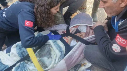 Antakya'da 3 kişi enkazdan sağ çıkarıldı