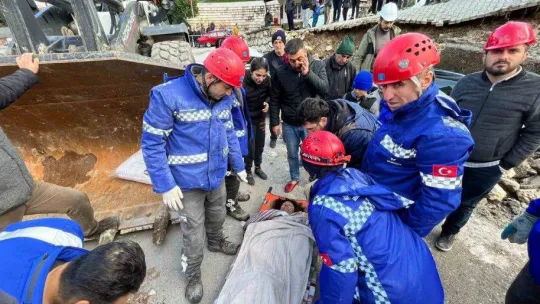 Antakya'da 35 saat sonra 2 kişi enkazdan sağ olarak çıkarıldı