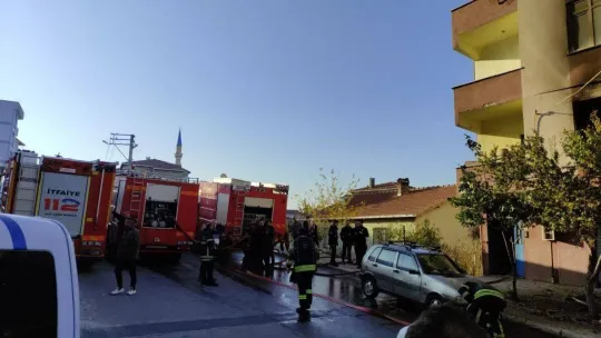 Apartman dairesi alev alev yandı
