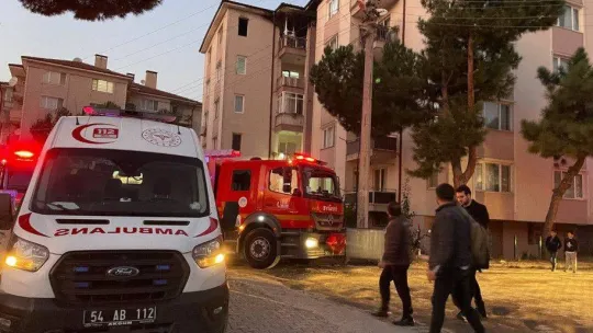 Apartman dairesinde yangın çıktı: 5 kişi dumandan etkilendi
