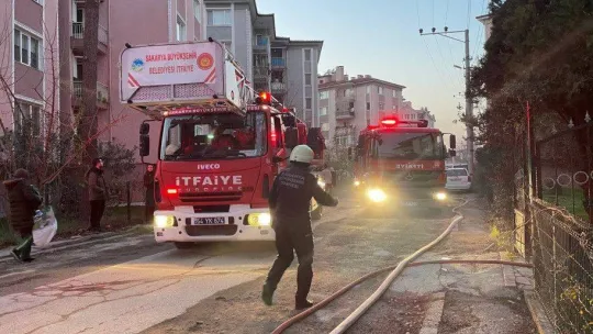 Apartman dairesinde yangın çıktı: 5 kişi dumandan etkilendi