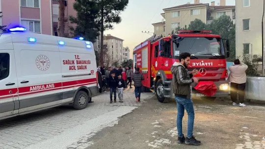 Apartman dairesinde yangın çıktı: 5 kişi dumandan etkilendi