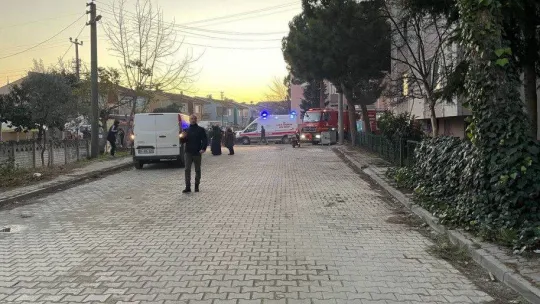 Apartman dairesinde yangın çıktı: 5 kişi dumandan etkilendi