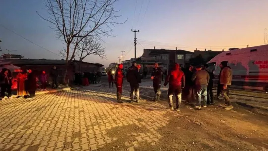 Apartman dairesinde yangın çıktı: 5 kişi dumandan etkilendi