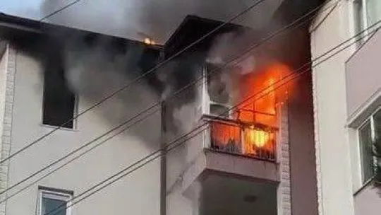 Apartman dairesinde yangın çıktı: 5 kişi dumandan etkilendi