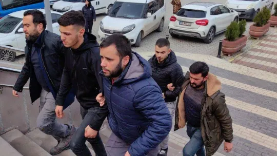 Araç çalıp ilçe ilçe gezen 3 şüpheli kıskıvrak yakalandı suç makinesi çıktılar