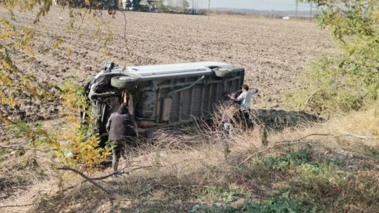 Araç kullanırken köpeği üzerine atladı, kamyonet tarlaya uçtu