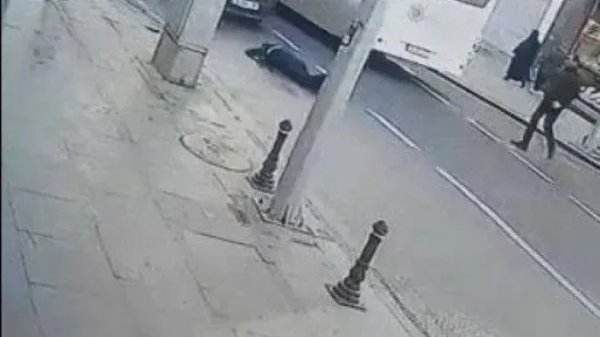 Aracın çarptığı yayanın havaya savrulduğu anlar kameraya yansıdı