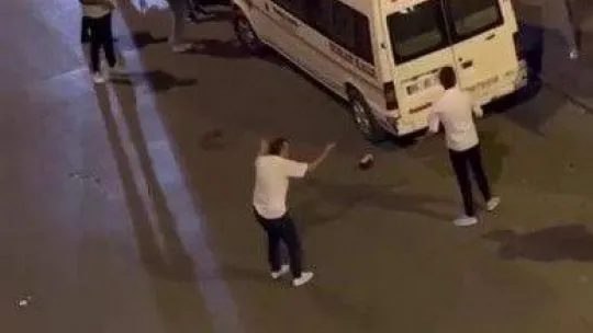 Aracından çıkardığı sopayla tartıştığı şahıslara saldırdı