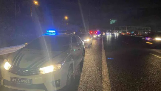 Aracını TEM'e bırakıp polisten kaçtı, zincirleme kazaya sebep oldu