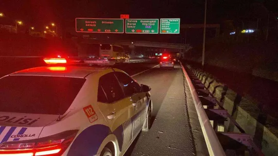 Aracını TEM'e bırakıp polisten kaçtı, zincirleme kazaya sebep oldu