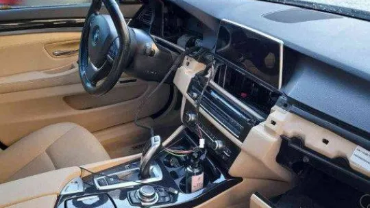 Aracının gösterge panelini çalanların başına ödül koydu