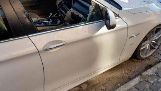 Aracının gösterge panelini çalanların başına ödül koydu