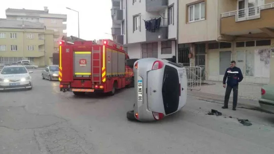 Araçlara çarparak devrildi: 2 yaralı