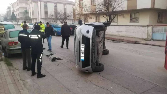 Araçlara çarparak devrildi: 2 yaralı