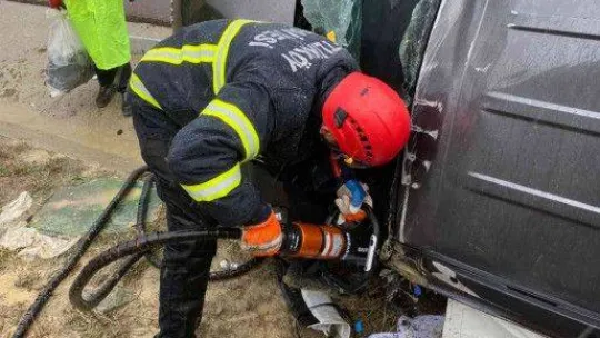 Araçta sıkışan sürücüyü itfaiye kurtardı