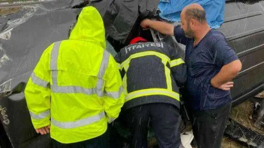 Araçta sıkışan sürücüyü itfaiye kurtardı