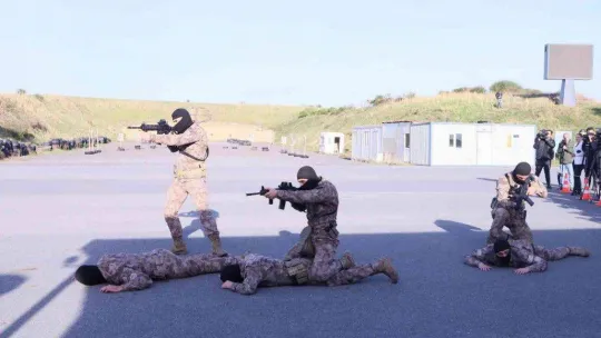 Araziye inen özel harekat polislerinden nefes kesen tatbikat