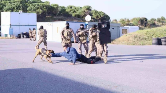 Araziye inen özel harekat polislerinden nefes kesen tatbikat