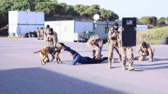 Araziye inen özel harekat polislerinden nefes kesen tatbikat