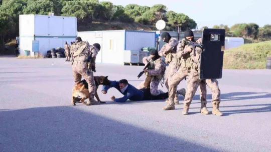 Araziye inen özel harekat polislerinden nefes kesen tatbikat