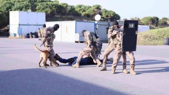Araziye inen özel harekat polislerinden nefes kesen tatbikat