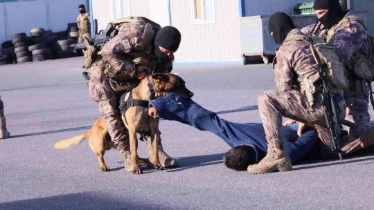 Araziye inen özel harekat polislerinden nefes kesen tatbikat