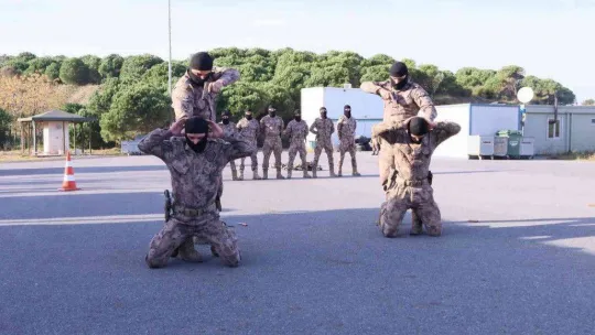 Araziye inen özel harekat polislerinden nefes kesen tatbikat