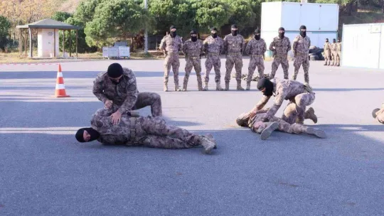 Araziye inen özel harekat polislerinden nefes kesen tatbikat