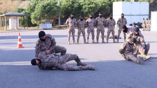 Araziye inen özel harekat polislerinden nefes kesen tatbikat