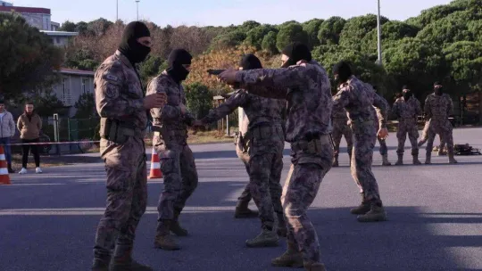 Araziye inen özel harekat polislerinden nefes kesen tatbikat
