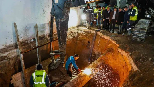 Arifiye'ye içme suyu sağlayan hat, sabaha kadar süren çalışmalar ile yenilendi