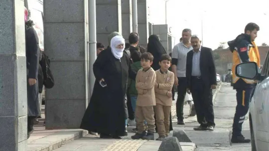 Arnavutköy'de 50'ye yakın öğrenci zehirlenme şüphesiyle hastanelere kaldırıldı