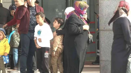 Arnavutköy'de 50'ye yakın öğrenci zehirlenme şüphesiyle hastanelere kaldırıldı