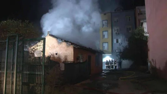 Arnavutköy'de bir gecekonduda korkutan yangın: Alevler geceyi aydınlattı