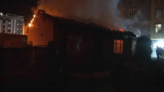 Arnavutköy'de bir gecekonduda korkutan yangın: Alevler geceyi aydınlattı