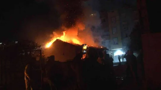 Arnavutköy'de bir gecekonduda korkutan yangın: Alevler geceyi aydınlattı