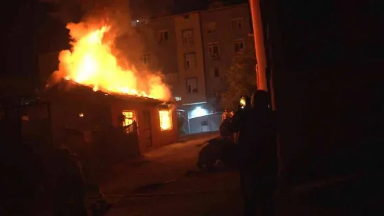 Arnavutköy'de bir gecekonduda korkutan yangın: Alevler geceyi aydınlattı