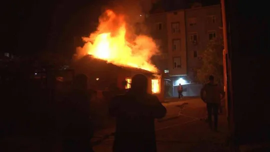 Arnavutköy'de bir gecekonduda korkutan yangın: Alevler geceyi aydınlattı